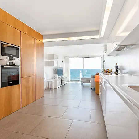 Luxury First Line Apartment. Apartamento