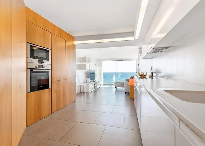 Luxury First Line Apartment. 公寓