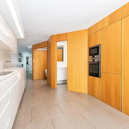Luxury First Line Apartment. דירה *